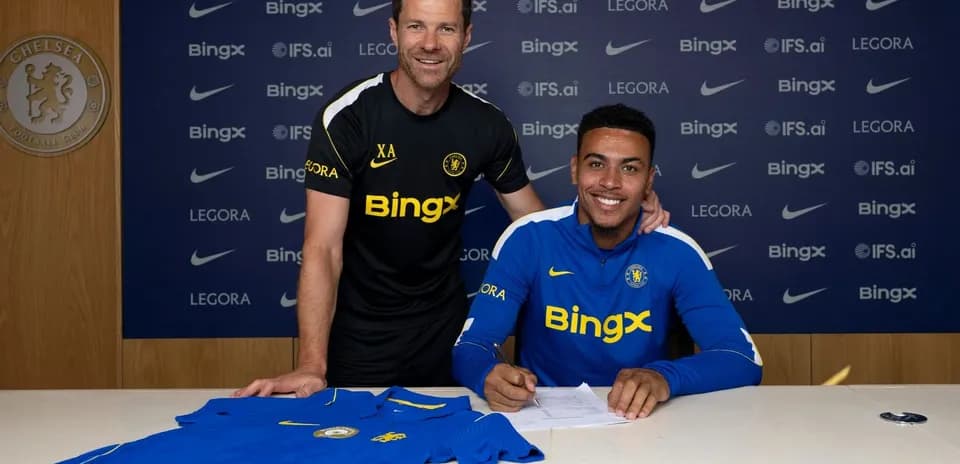 Yoshida signing contract with Chelsea manager
