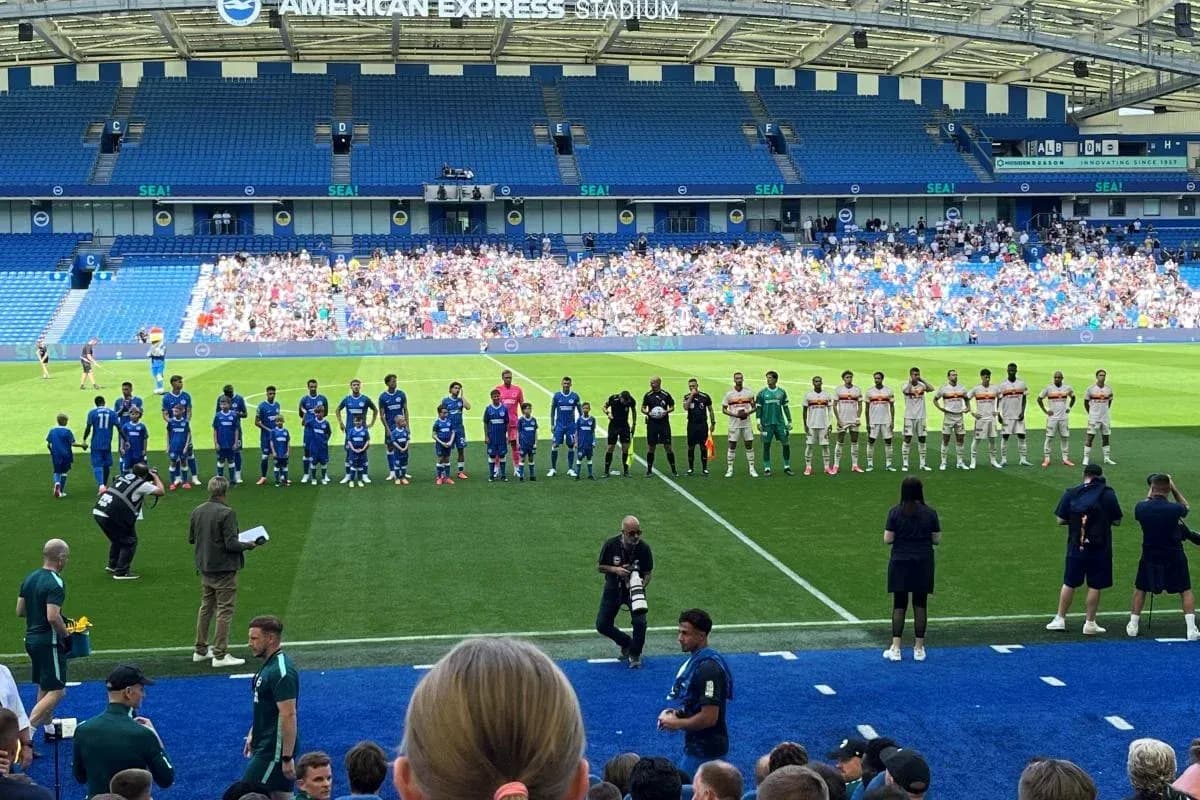 Ikkita jamoa stadionda safda turgan paytda
