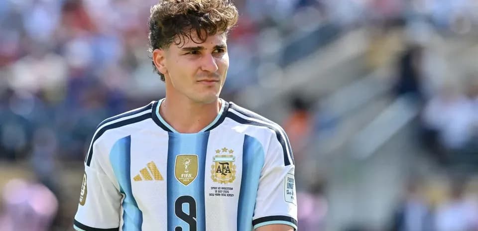 Futbolchi Argentina formasida 9-raqamli mayka kiygan