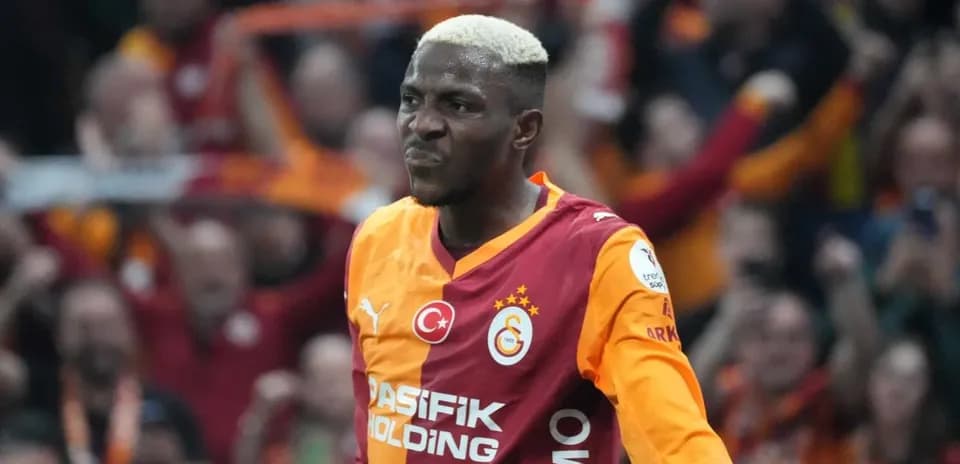 Futbolchi Galatasaray formasi bilan maydonda