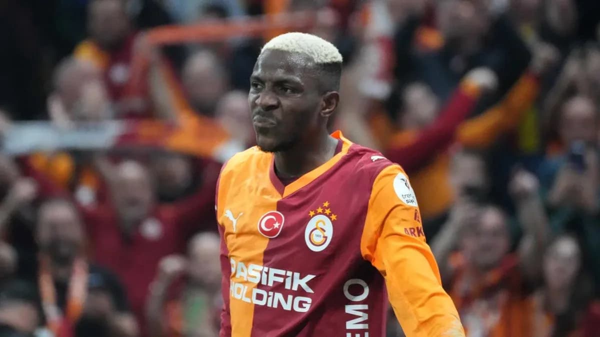 Futbolchi Galatasaray formasi bilan maydonda