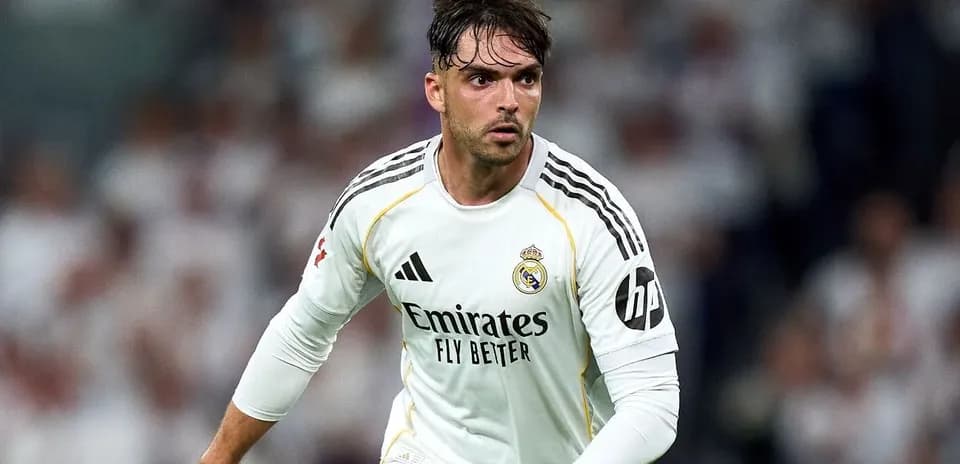 Futbolchi Real Madrid formasida maydonda harakatda