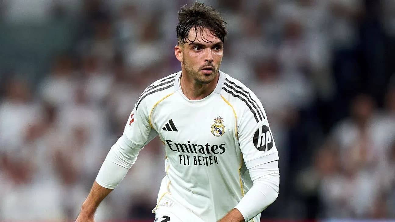 Futbolchi Real Madrid formasida maydonda harakatda