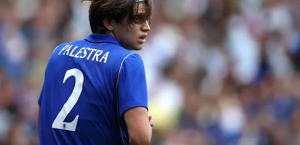 Futbolchi Palestra raqami 2 bilan maydonda