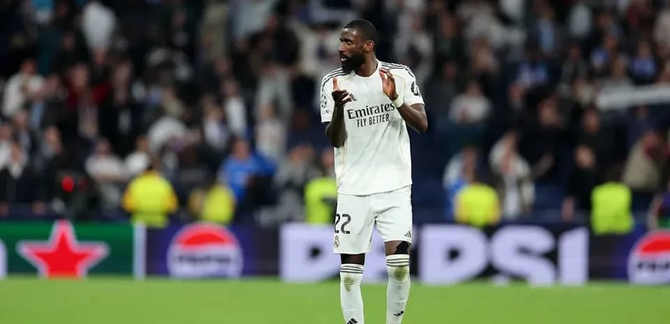 Futbolchi raqiblariga qarshi qo'llarini ko'taradi