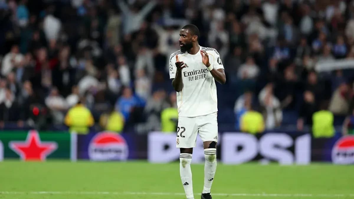 Futbolchi raqiblariga qarshi qo'llarini ko'taradi