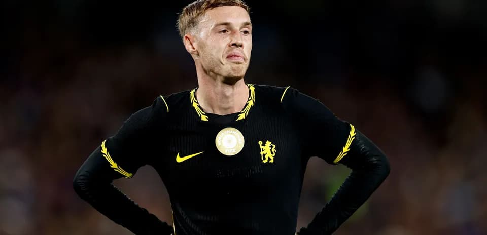 Futbolchi Chelsea formasida maydonda turibdi