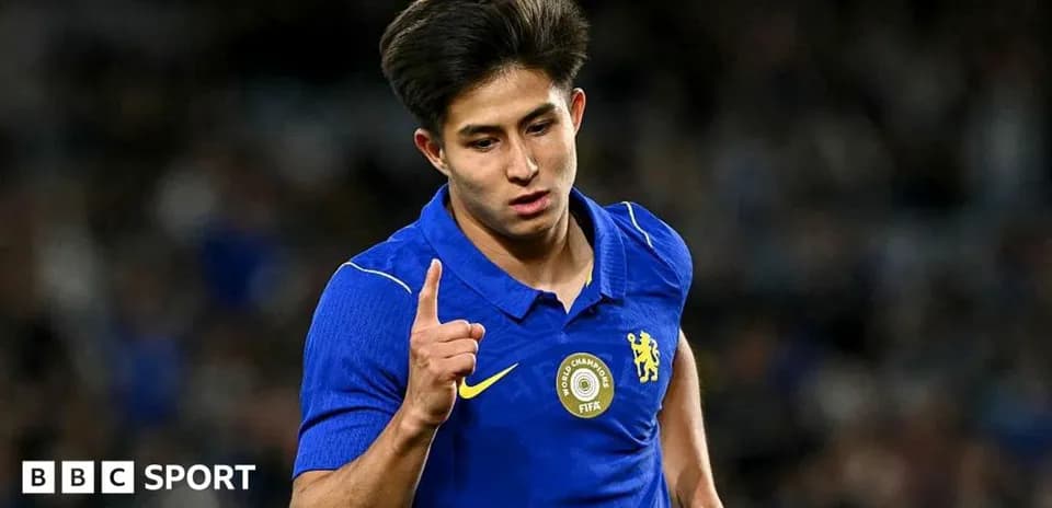 Futbolchi gol urishdan keyin bir qo'lini ko'tarib turibdi