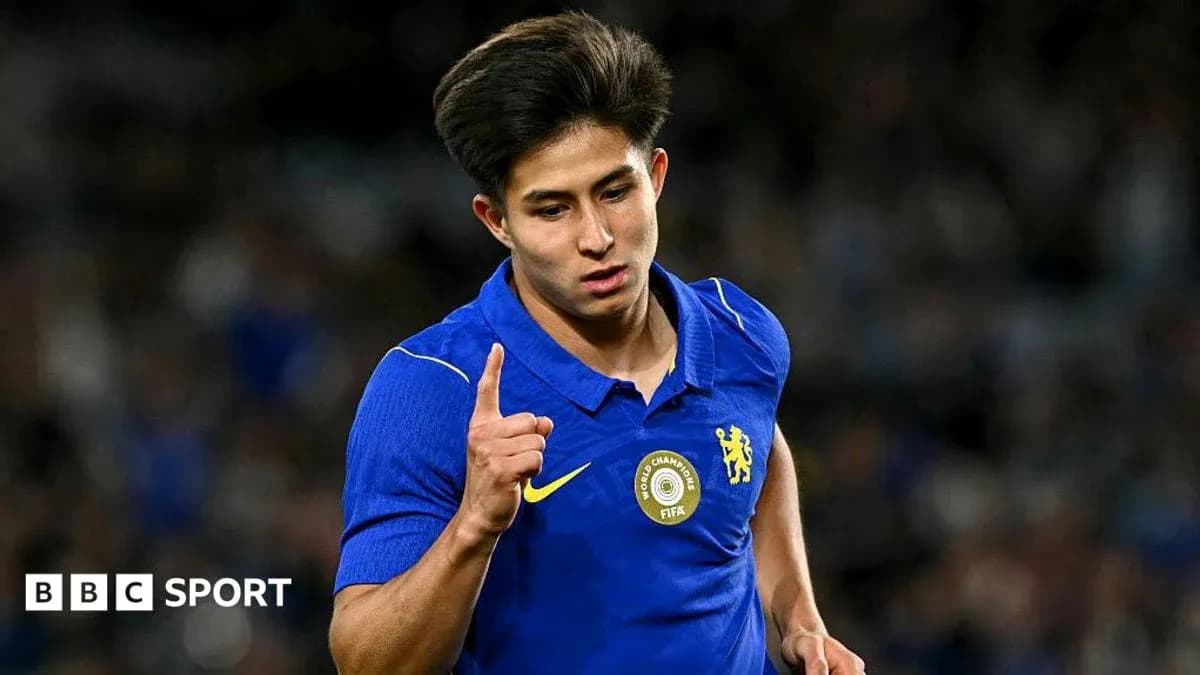 Futbolchi gol urishdan keyin bir qo'lini ko'tarib turibdi