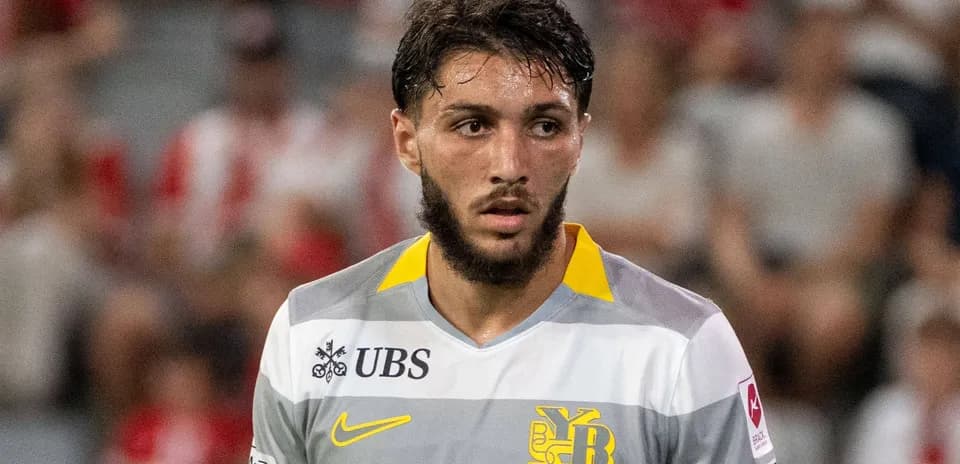 Futbolchi o'yin davomida maydonda to'pga qaraydi