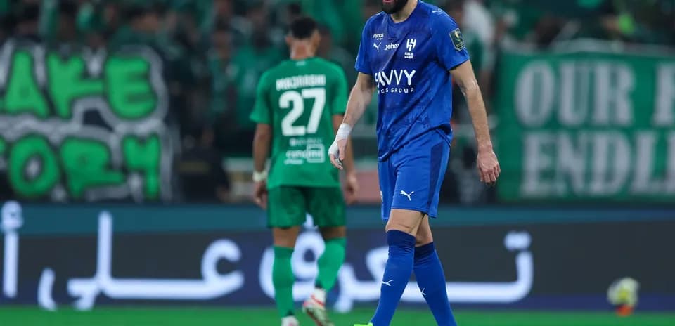 Futbolchilar o'yin davomida maydonda harakatlanmoqda