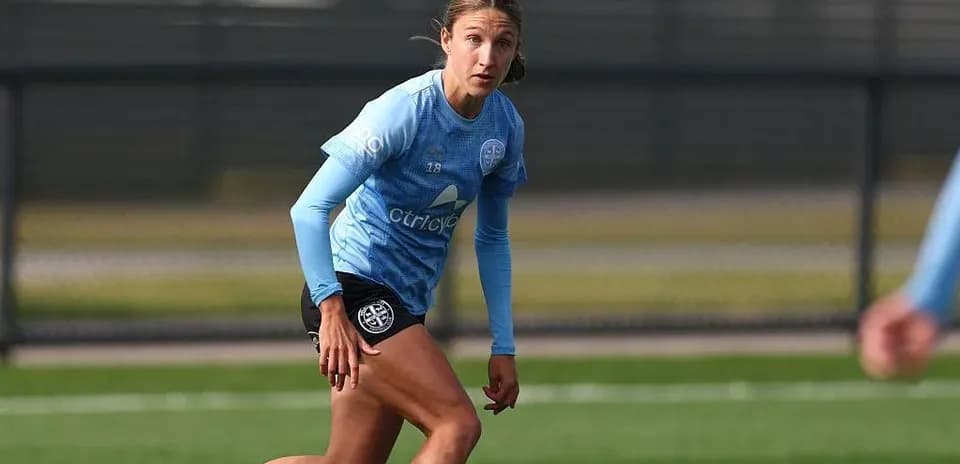 Ayollar futbolchisi mashg'ulotda harakat qilmoqda