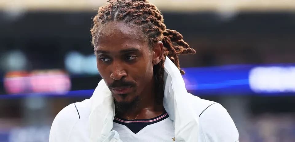Futbolchi o'yin maydonidan chiqib ketmoqda
