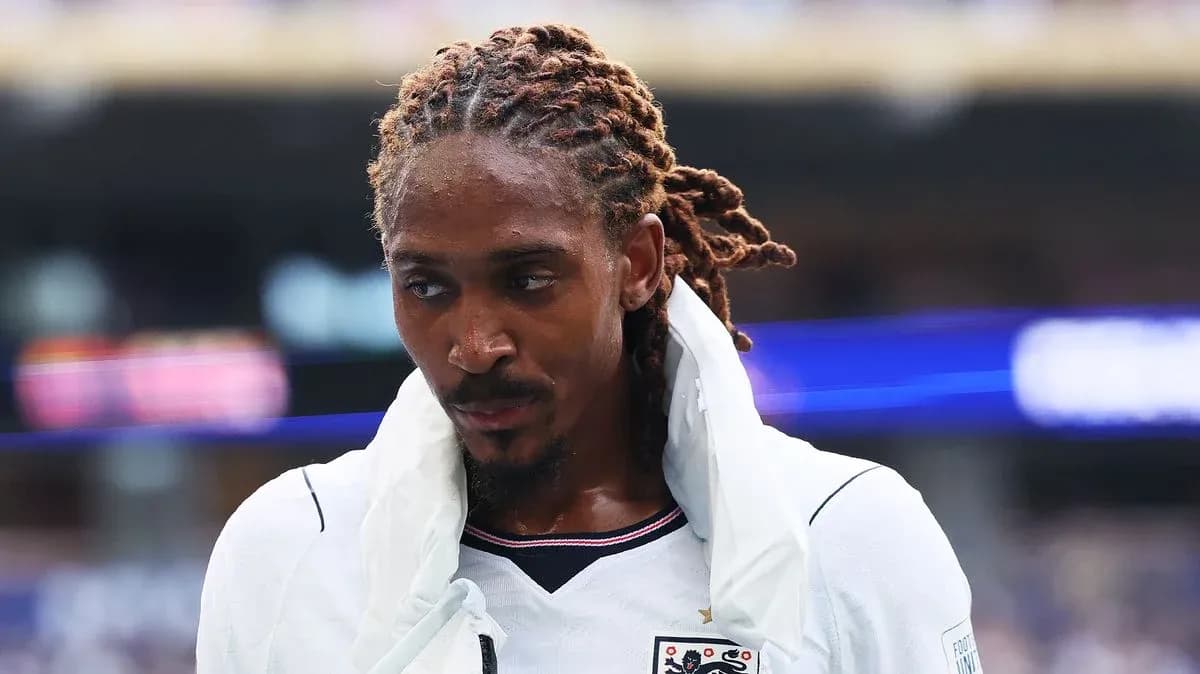 Futbolchi o'yin maydonidan chiqib ketmoqda