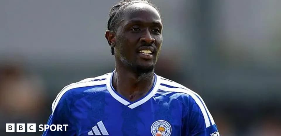 Futbolchi Leicester City formasida maydonda yurgan