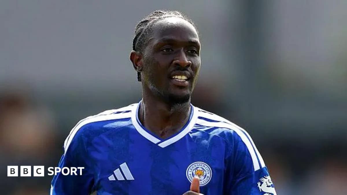 Futbolchi Leicester City formasida maydonda yurgan