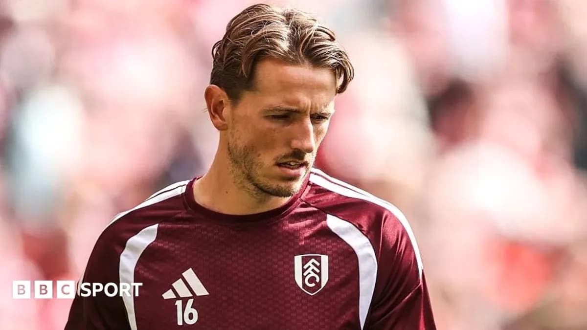 Futbolchi 16-raqamli formada, maydonga tayyorlanmoqda