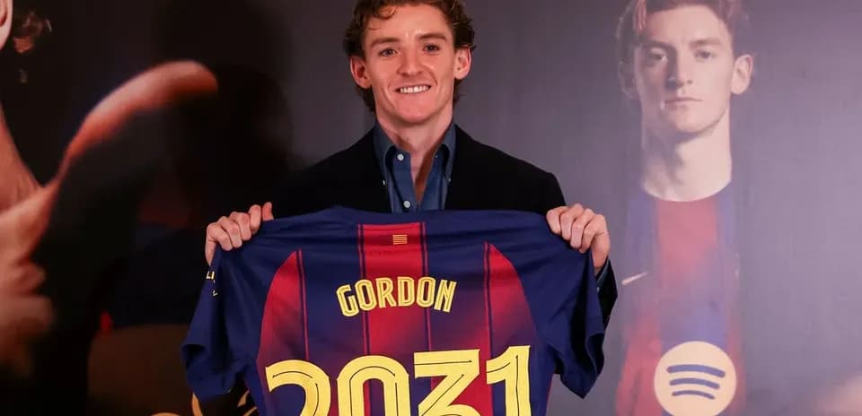 Futbolchi Gordon Barcelona formasini ushlab turibdi