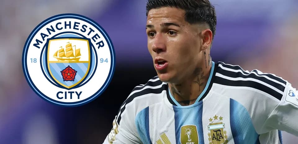 Futbolchi Manchester City logosi bilan maydonda