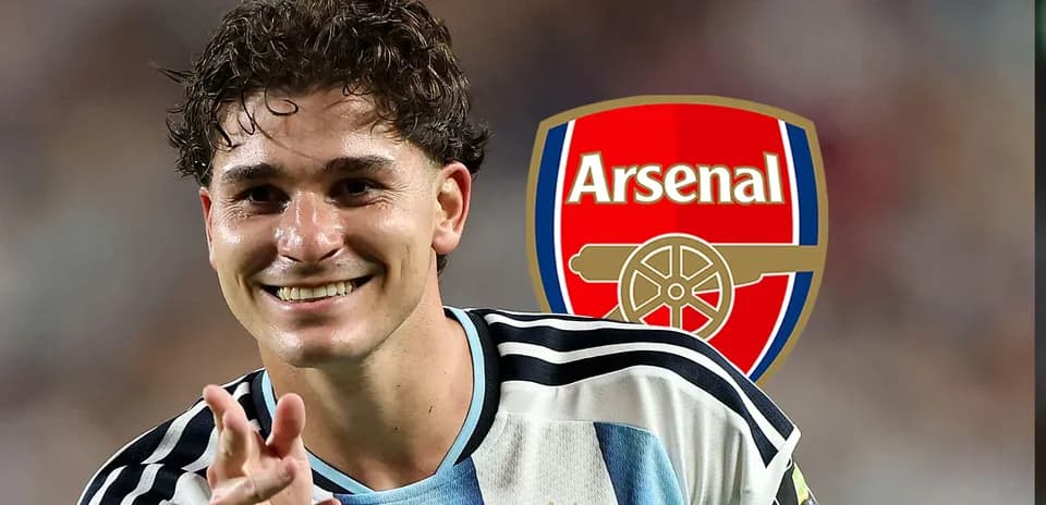 Futbolchi Arsenal logotipi bilan tabassum qilmoqda