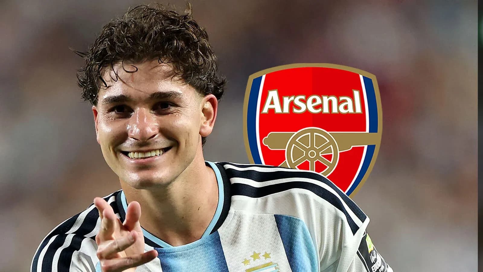 Futbolchi Arsenal logotipi bilan tabassum qilmoqda