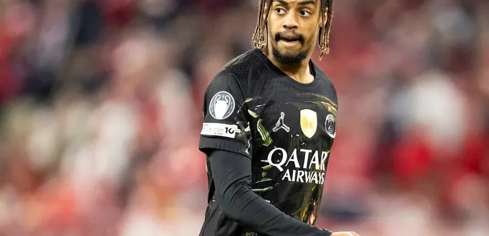 Futbolchi PSG formasi bilan maydonda harakatda