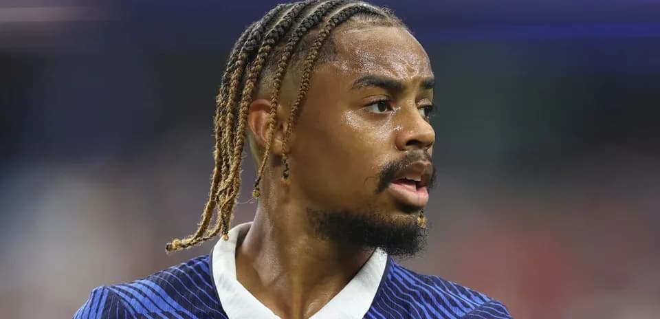Futbolchi maydonda raqobatga tayyorlanmoqda