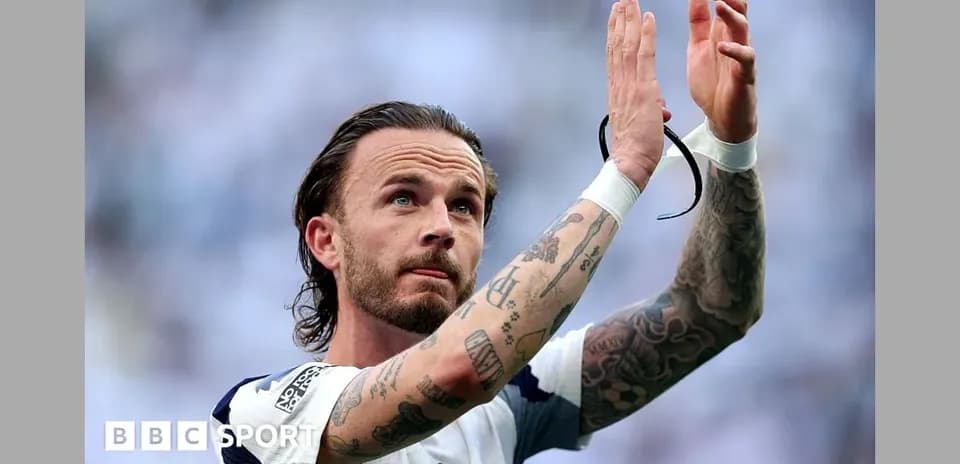 Futbolchi muxlislar oldida qo'l silkitmoqda
