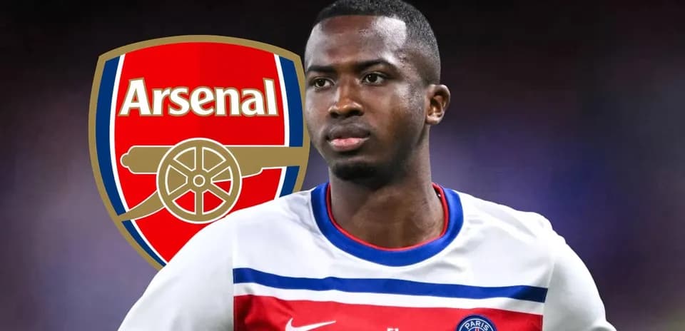 Futbolchi Arsenal logosi orqasida tasvirlangan