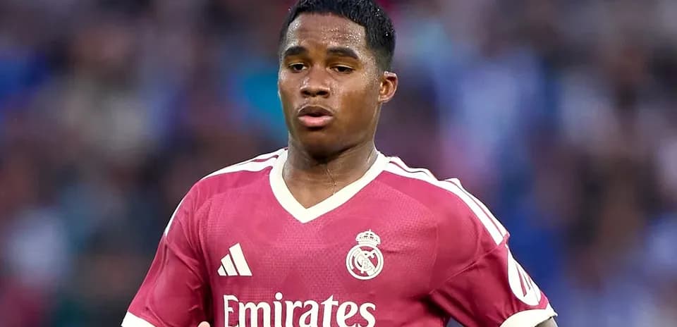 Futbolchi Real Madrid formasida maydonda harakatda