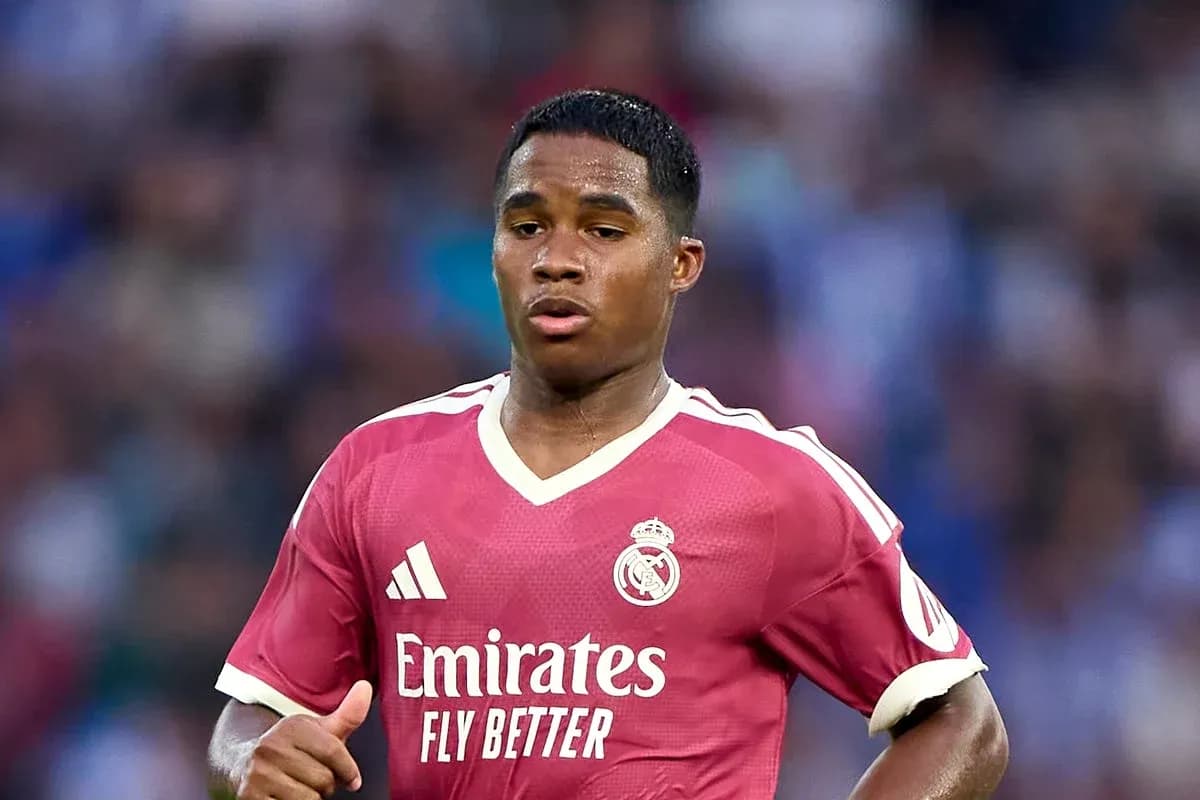 Futbolchi Real Madrid formasida maydonda harakatda