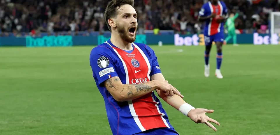 Futbolchi PSG formasi bilan gol urishdan keyin nishonlayapti