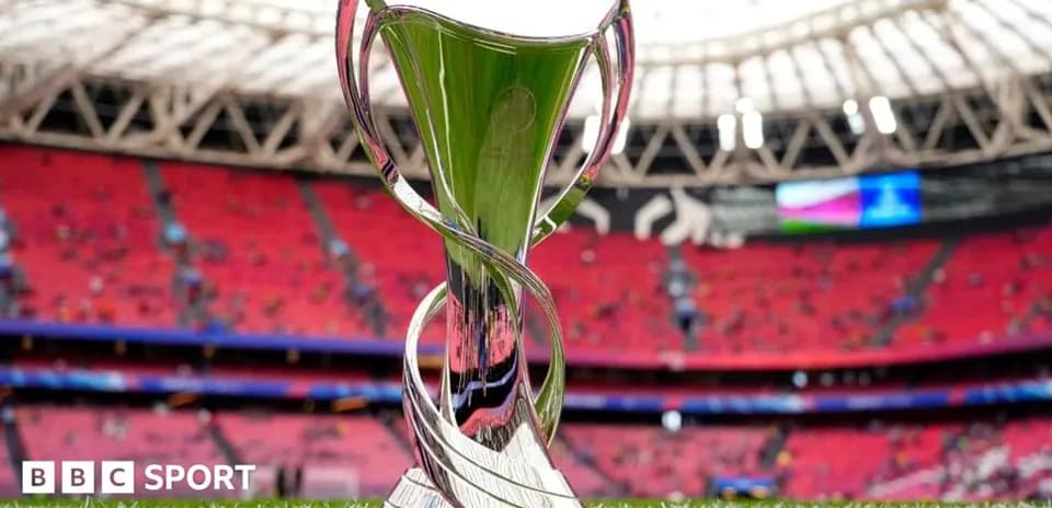 Futbol turniri uchun mukofot stadionda joylashgan