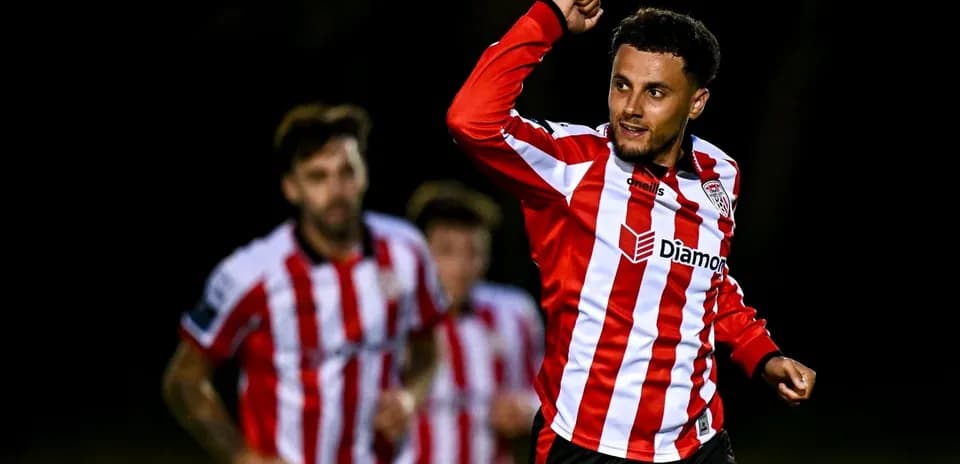 Futbolchi gol urganidan keyin qo'lini ko'taradi