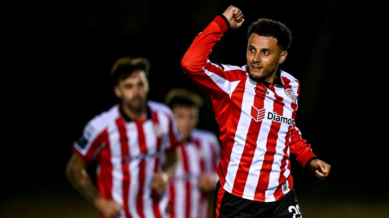 Futbolchi gol urganidan keyin qo'lini ko'taradi