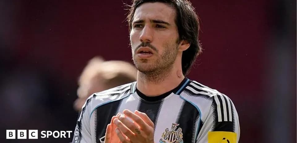 Futbolchi o'yin davomida qo'lini ko'tarib turgan
