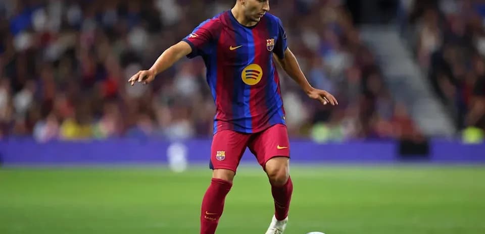 Futbolchi to'pni boshqarayotgan payt