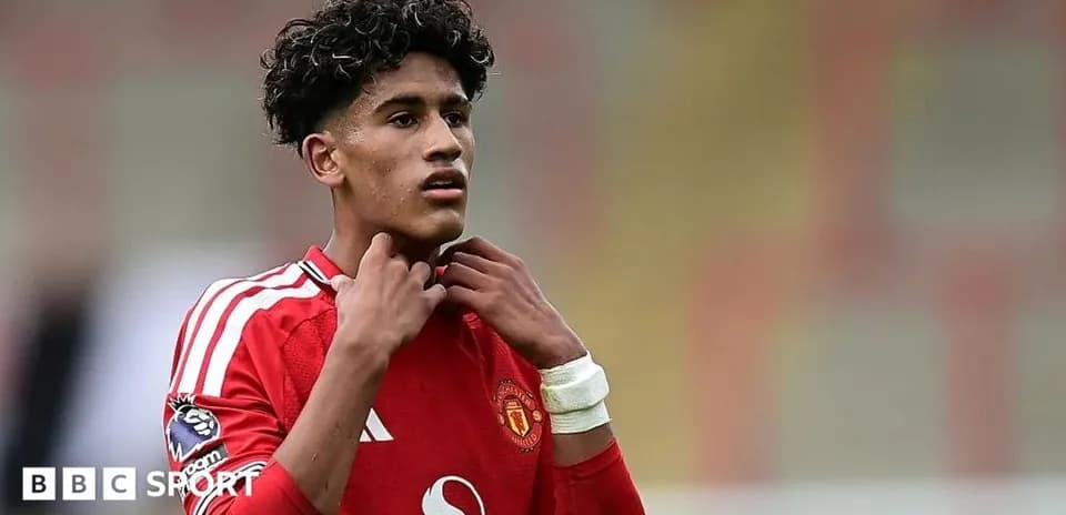 Futbolchi Manchester United formasida, o'zini tayyorlayapti