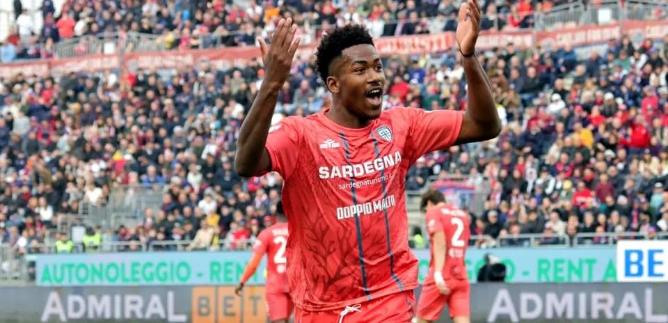 Futbolchi jamoa maydonda to'pga qo'l ko'taradi