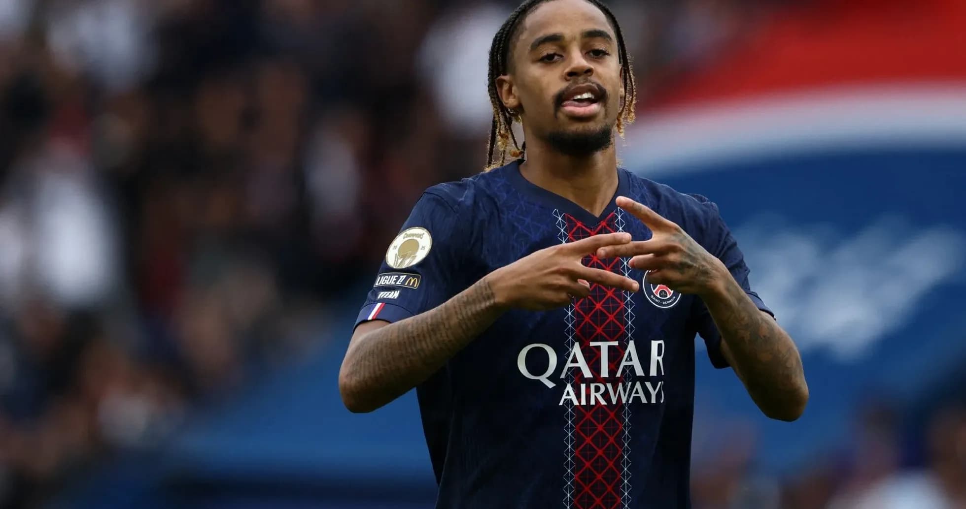 Futbolchi PSG formasida maydonda harakatda