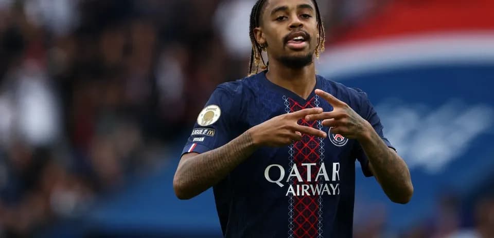 Futbolchi PSG formasida maydonda harakatda