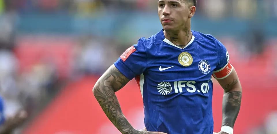 Futbolchi Chelsea formasida maydonda turibdi