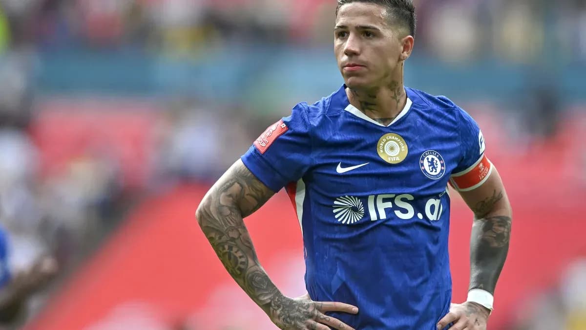 Futbolchi Chelsea formasida maydonda turibdi