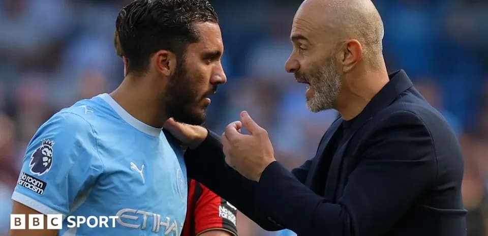 Futbolchi va murabbiy o'zaro maslahatlashmoqda