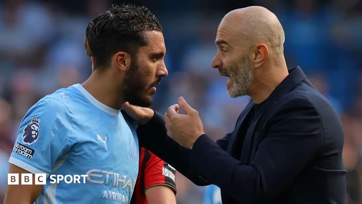 Futbolchi va murabbiy o'zaro maslahatlashmoqda