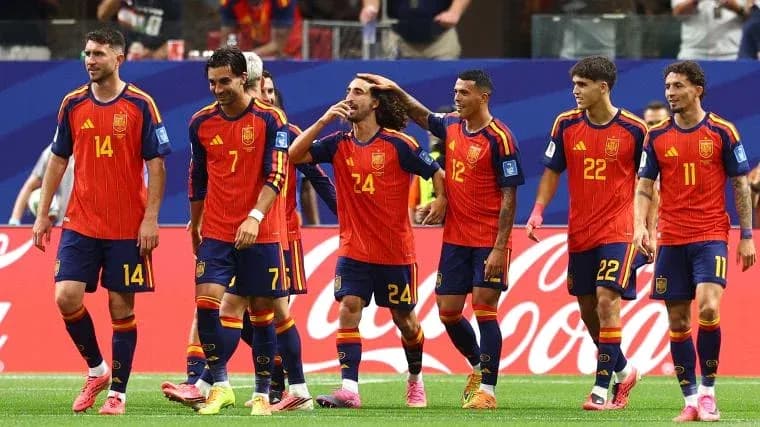 Ispaniya futbolchilari gol urganidan keyin nishonlamoqda