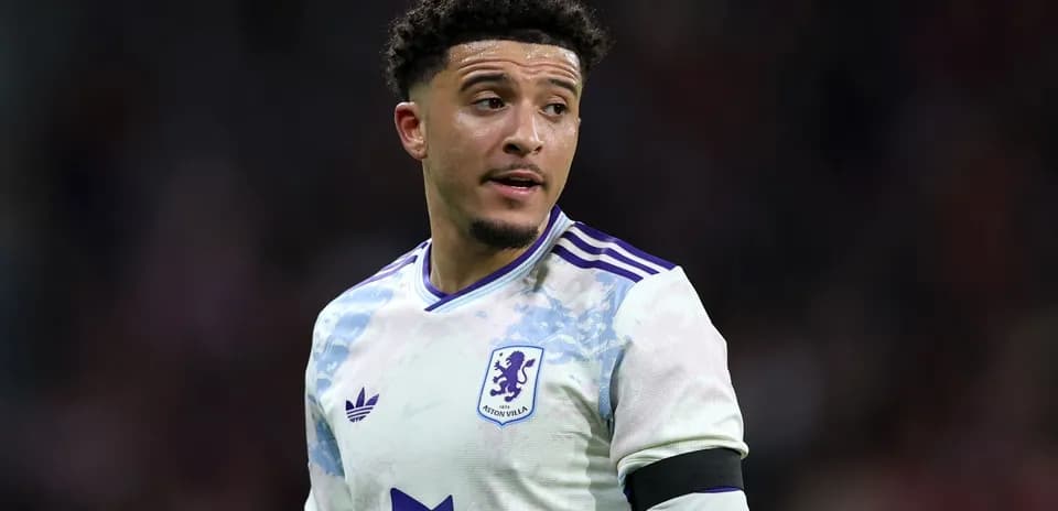 Futbolchi maydonda Aston Villa formasi bilan