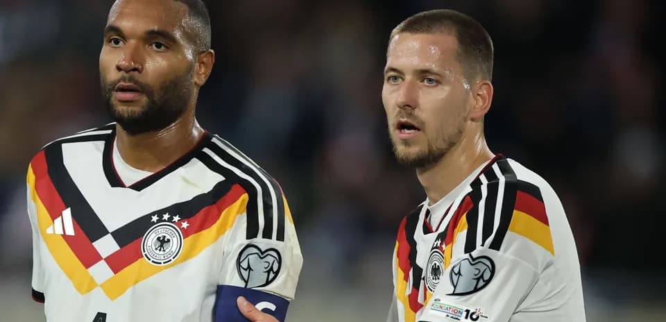 Ikkita futbolchi Germaniya formasida maydonda