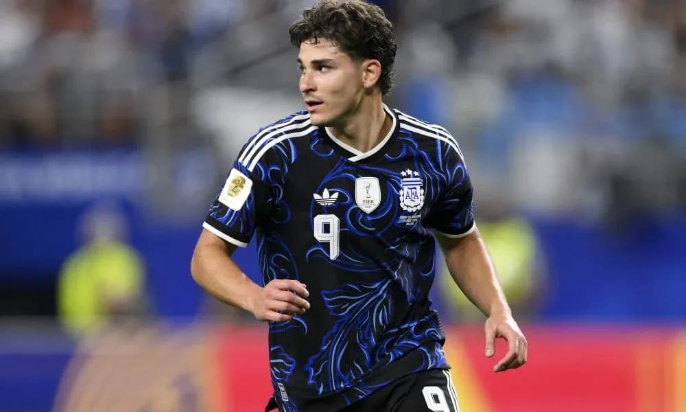 Futbolchi maydonda harakatda, Argentina formasida