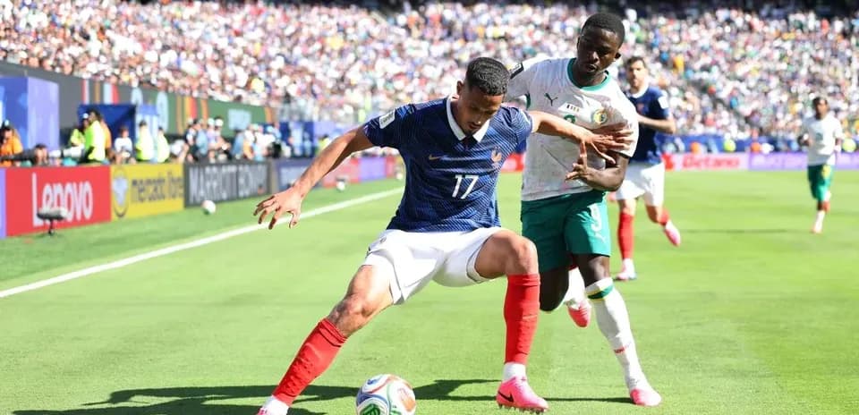 Fransiya va Senegal o'yinchilari to'p uchun kurashmoqda